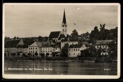 AK Mauthausen an der Donau, Uferpartie mit Kirche