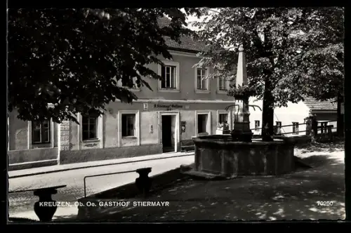 AK Kreuzen /Ob.-Oe., Gasthof Stiermayr mit Brunnen