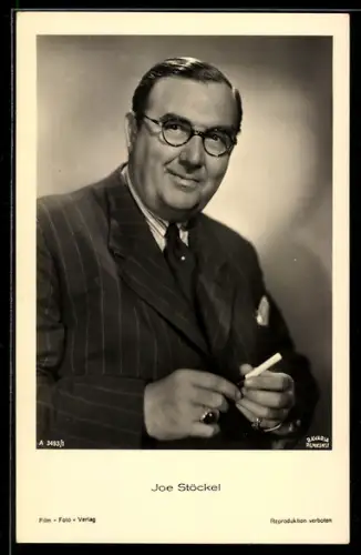 AK Schauspieler Joe Stöckel mit Brille und Zigarette