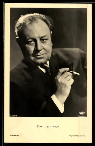 AK Schauspieler Emil Jannings mit Zigarette ernst blickend