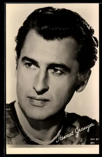 AK Schauspieler Stewart Granger in die Ferne schauend