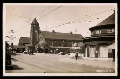 AK Giessen, Bahnhof mit Uhrturm und Vorplatz
