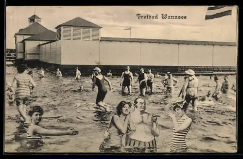 AK Berlin-Wannsee, Freibad, Badegäste im Wasser u. Gebäude