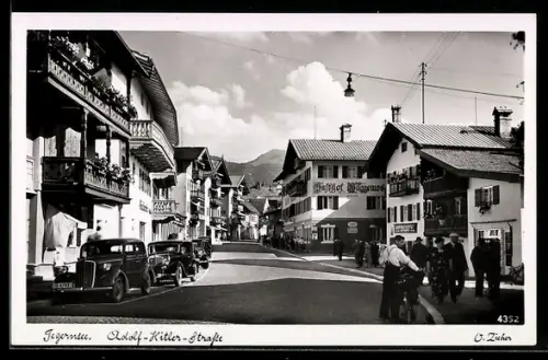 AK Tegernsee, Strasse mit Autos und Passanten
