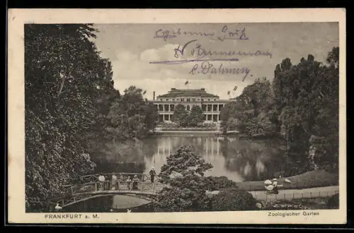 AK Frankfurt a. M., Zoologischer Garten, Brücke, Weiher u. Gebäude, Besucher