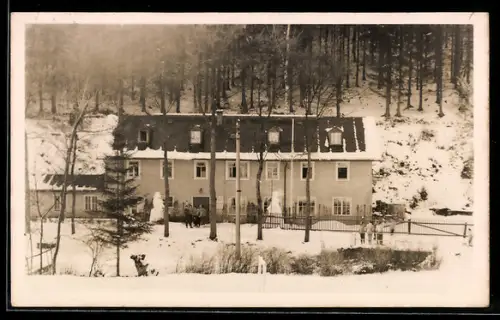 AK Pöbeltal bei Schmiedeberg, Ferienheim Karl Liebknecht d. VEB Waggonbau Dessau, Winteransicht