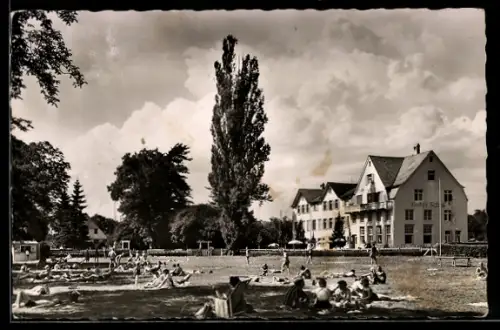 AK Kressbronn am Bodensee, Hotel Schiff mit Liegewiese