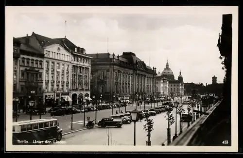 AK Berlin, Unter den Linden, Strassenszene mit historischen Gebäuden und Autos
