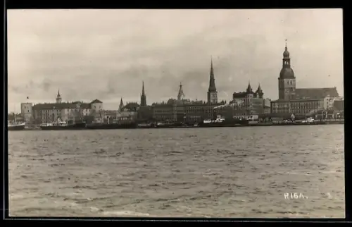 AK Riga, Hafenansicht mit Stadtsilhouette