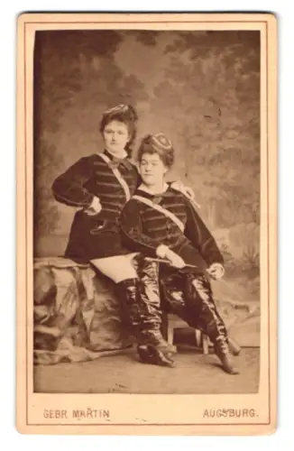 Fotografie Gebr. Martin, Augsburg, zwei junge korpulente Studentinnen im vollen Wichs mit Biertönnchen & Lederstiefeln