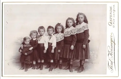 Fotografie Ferd. Krameyer, Ostende, sieben Kinder wie Orgelpfeifen der grösse nach aufgereiht