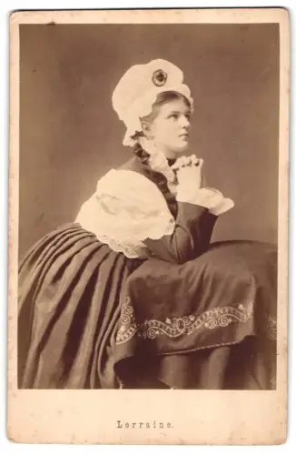 Fotografie hübsche junge Frau in Lothringer Tracht, Costume de Lorraine, Lothringen