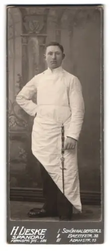 Fotografie H. Leske, Spandau, junger Fleischer Geselle mit Wetzstahl und weisser Schürze