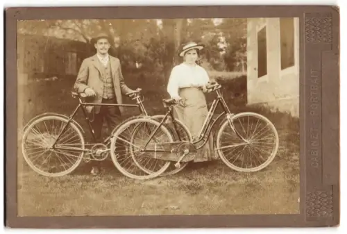 Fotografie Mann und Frau mit ihren Fahrrädern, Fahrrad