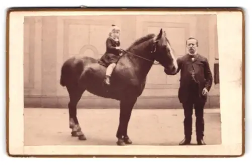 Fotografie Emil Wenig, Berlin, Mädchen hoch zu Pferde in der Reitschule, Fotografie mit Taschen-Photograph aufgenommen