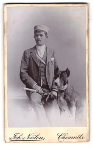 Fotografie Joh. Niclou, Chemnitz, junger sächsischer Student mit seinem Hund, Couleur