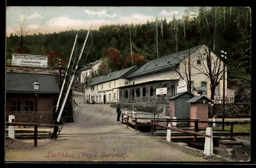 AK Lochhaus in der Vogtl. Schweiz, der Bahnübergang am Hotel und Restaurant