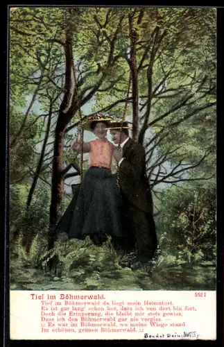 AK Paar bei einer Schaukel im Wald