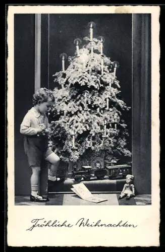 AK Kind mit Puppe und Modelleisenbahn vor dem Weihnachtsbaum