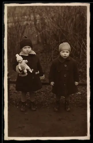 Foto-AK Margot und Harry mit einer Puppe im Garten 1928