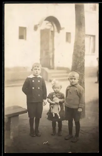 Foto-AK Hellmuth, Günther und Hilda mit einer Puppe 1928