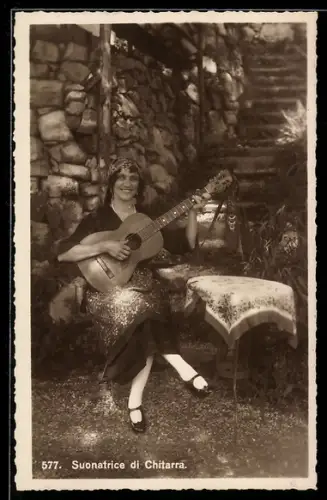 AK Dame spielt Gitarre