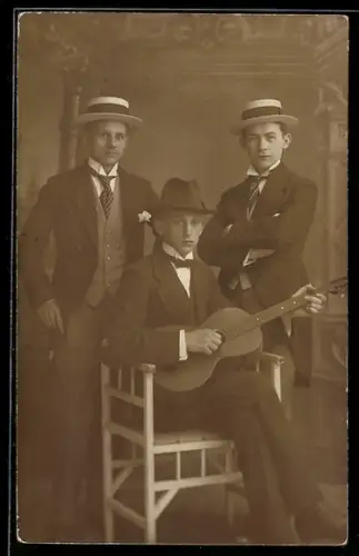 Foto-AK Gruppe mit Gitarre im Atelier