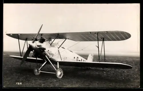 AK Doppeldecker-Flugzeug auf einem Flugfeld