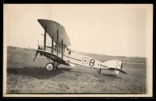 Foto-AK Britisches Doppeldecker-Flugzeug mit Kennung F-9396 auf Flugfeld