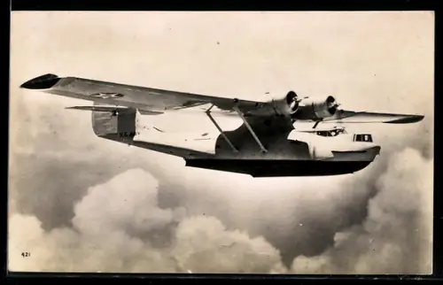 AK US-amerikanisches Catalina-Flugboot im Fluge über Wolkendecke, Wasserflugzeug