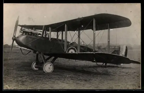 AK Britisches Kampfflugzeug vom Typ D.H. 9 auf Flugfeld
