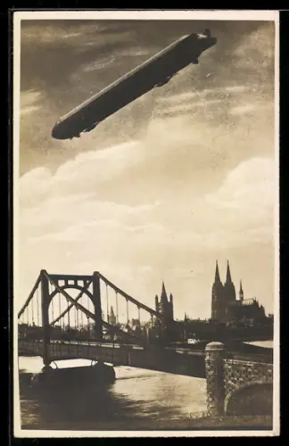 Foto-AK Zeppelin im Fluge über die Rheinbrücke von Köln