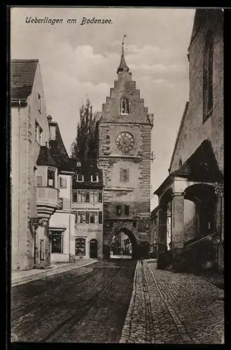 AK Ueberlingen am Bodensee, Stadttor mit Uhrturm und Strassenansicht