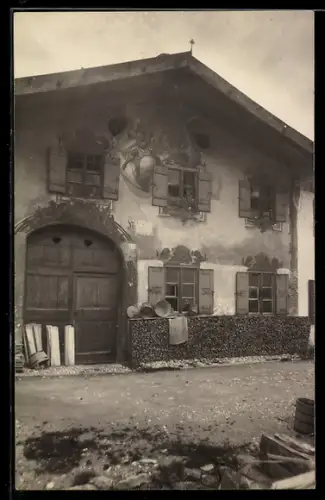 AK Mittenwald a. J., Bauernhaus mit Strassenpartie