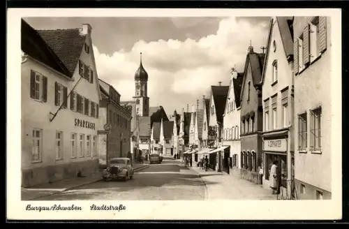 AK Burgau /Schwaben, Stadtstrasse mit Geschäften und Kirche