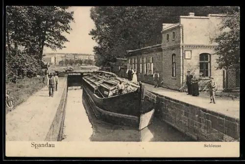 AK Berlin-Spandau, Binnenschiff in der Schleuse