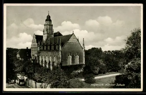 AK Berlin-Köpenick, Körner-Schule mit Strassenbahn
