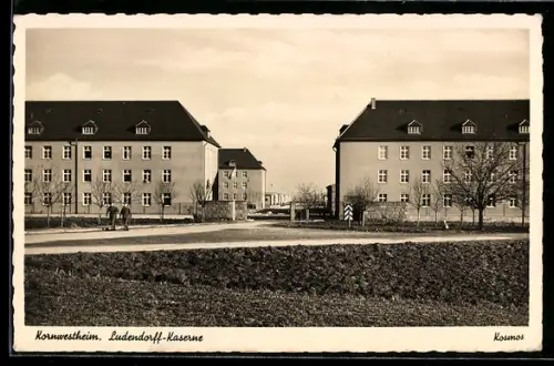 AK Kornwestheim, Ludendorff-Kaserne mit zwei Soldaten