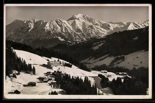 AK Riezlern bei Oberstdorf, Ortsansicht mit Klinik-Kuranstalt Dr. Backer, Winterlandschaft, Berge