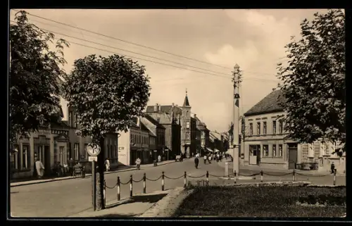 AK Osterburg /Altmarkt, Strasse des Friedens mit Passanten