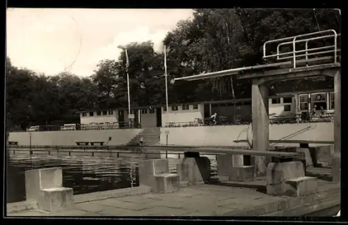 AK Osterburg / Altm., Waldschwimmbad mit Sprungturm