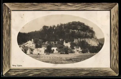 AK Oybin, Ortspartie mit Kapelle und Berg, Passepartout