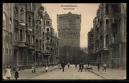 AK Wilhelmshaven, Partie in der Bülowstrasse mit Passanten und Wasserturm