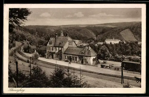 AK Schwarzburg /Thüringen, Bahnhof mit Blick nach dem Schloss