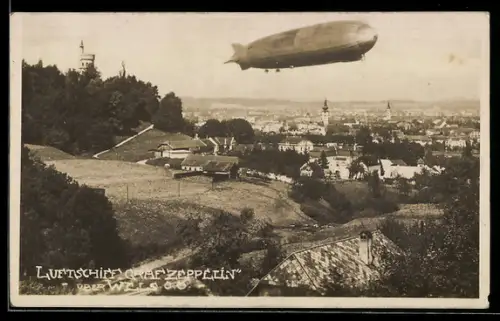 AK Wels /O. Ö., Luftschiff Graf Zeppelin über dem Ort