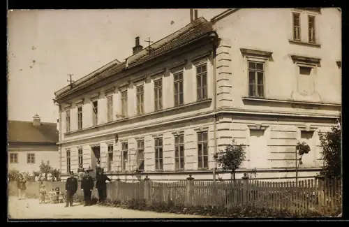 Foto-AK Mauerkirchen, Strassenpartie an einem Wohnhaus