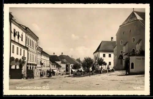 AK Waizenkirchen /O.-Ö., Strassenpartie mit Geschäften und Kirche