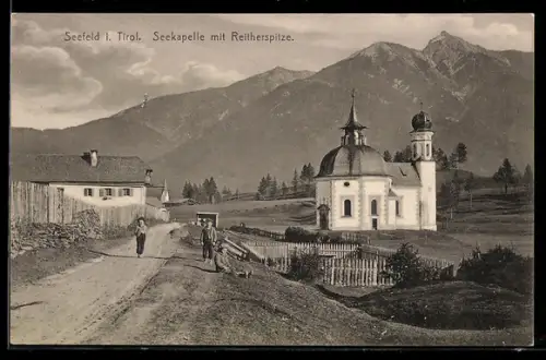 AK Seefeld, Seekapelle mit Reitherspitze, Kinder spielen am Strassenrand