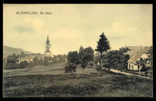 AK Altenfelden /Ob.-Oest., Strassenpartie mit Kirche