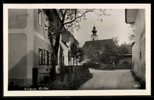 AK Weibern /O.-Oe., Strassenpartie mit Kirche